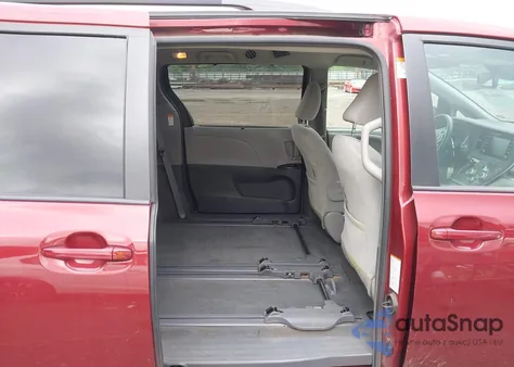 2018 Toyota Sienna Le 8 Passenger z USA, uszkodzony, nr VIN 5TDKZ3DCXJS958114